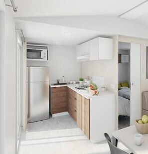 Refrigerador, microondas, periquera y utensilios de cocina