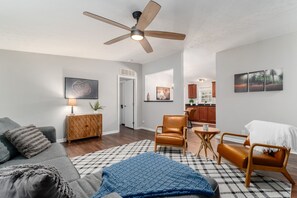 Smart TV - Oak Creek--Hot Tub-Fire Pit-Creekside Exploration area, Secluded (Laurelville)