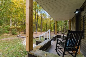 Terrace/patio - Oak Creek--Hot Tub-Fire Pit-Creekside Exploration area, Secluded (Laurelville)