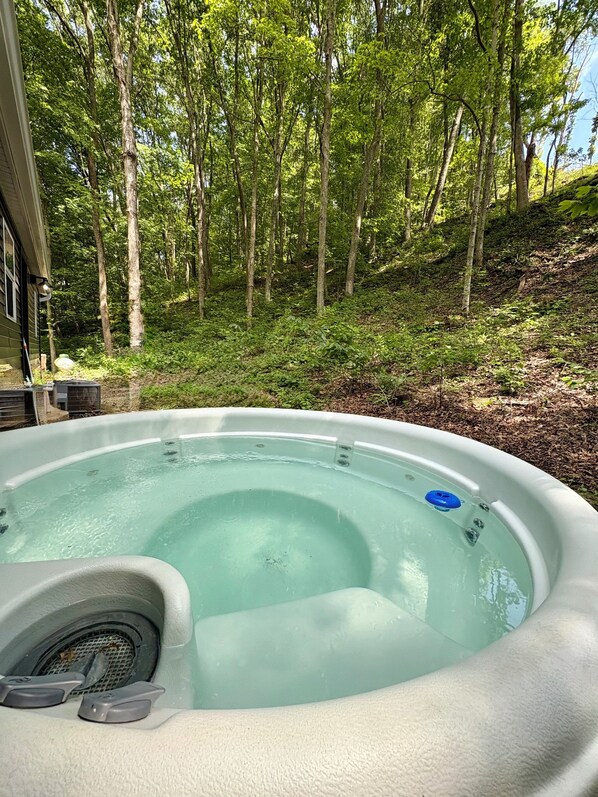 Outdoor spa tub - Oak Creek--Hot Tub-Fire Pit-Creekside Exploration area, Secluded (Laurelville)