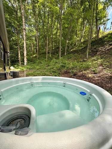 Oak Creek--Hot Tub-Fire Pit-Creekside Exploration area, Secluded
