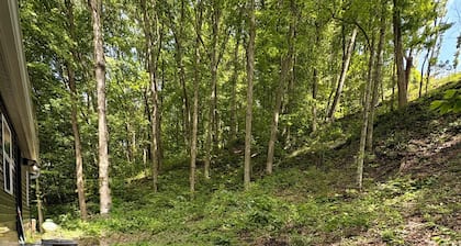 Oak Creek--Hot Tub-Fire Pit-Creekside Exploration area, Secluded