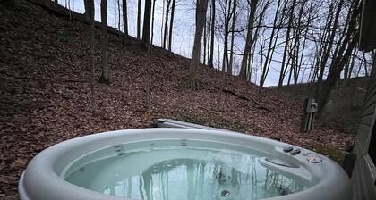 Oak Creek--Hot Tub-Fire Pit-Creekside Exploration area, Secluded