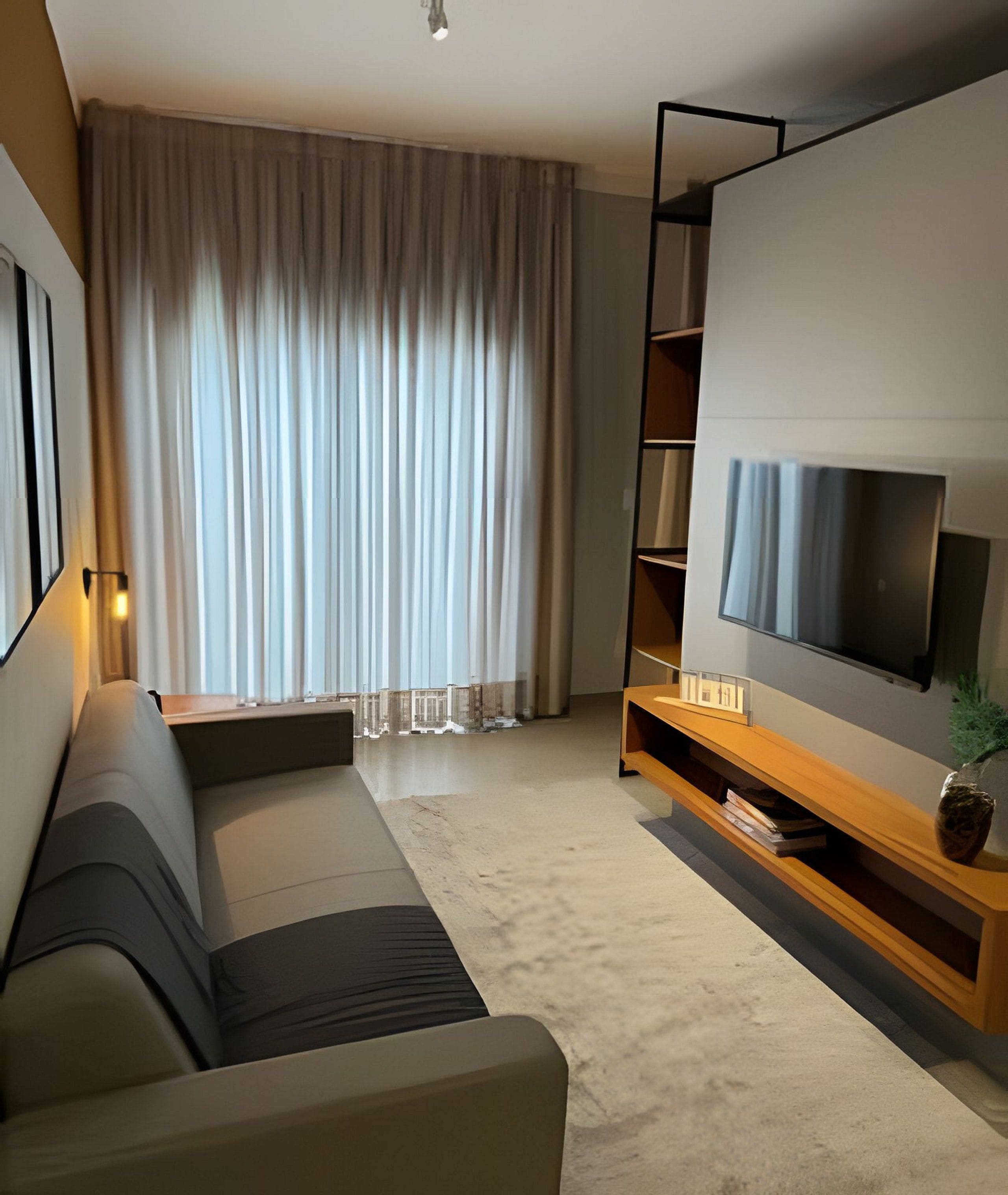 Una sala de estar moderna con un sofá, un televisor de pantalla plana, un mueble de entretenimiento de madera y un amplio ventanal con cortinas.