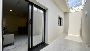 Een modern interieur met een glazen deur naar een woonruimte.