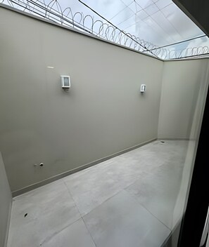 A room with a high ceiling, a skylight, and a barred window. - MY STUDIO  (Franca)