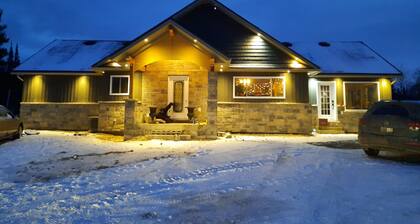 Peaceful Waterfront Lake House on Weslemkoon Lake