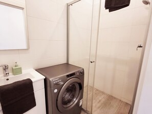 Shower, hair dryer, towels, soap - Gemütliches Apartment in Wien (Wien)