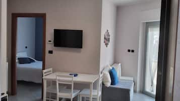 1 habitación, tabla de planchar con plancha, wifi gratis y ropa de cama