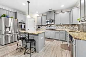 Microwave, oven, stovetop, dishwasher - Spacious 7-bedroom house in fabulous Evans with WiFi, fitness room (Evans)