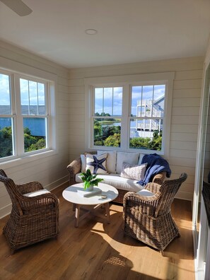 Smart TV - Sunsets over the Sound, Poolside Luxury, steps away to The Point, diamond of the (Emerald Isle)