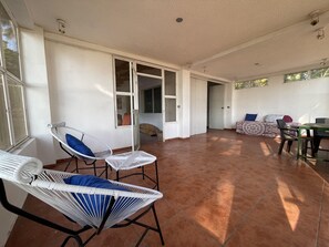 Deluxe-Dreibettzimmer | Terrasse/Patio