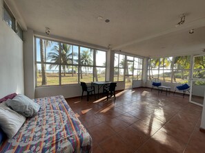 Habitación triple Deluxe | Área de sala de estar