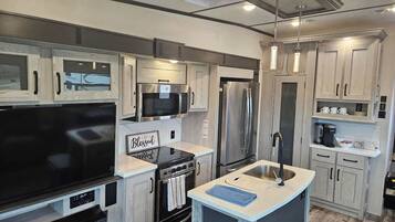 Coffee/tea maker, fridge, microwave, oven