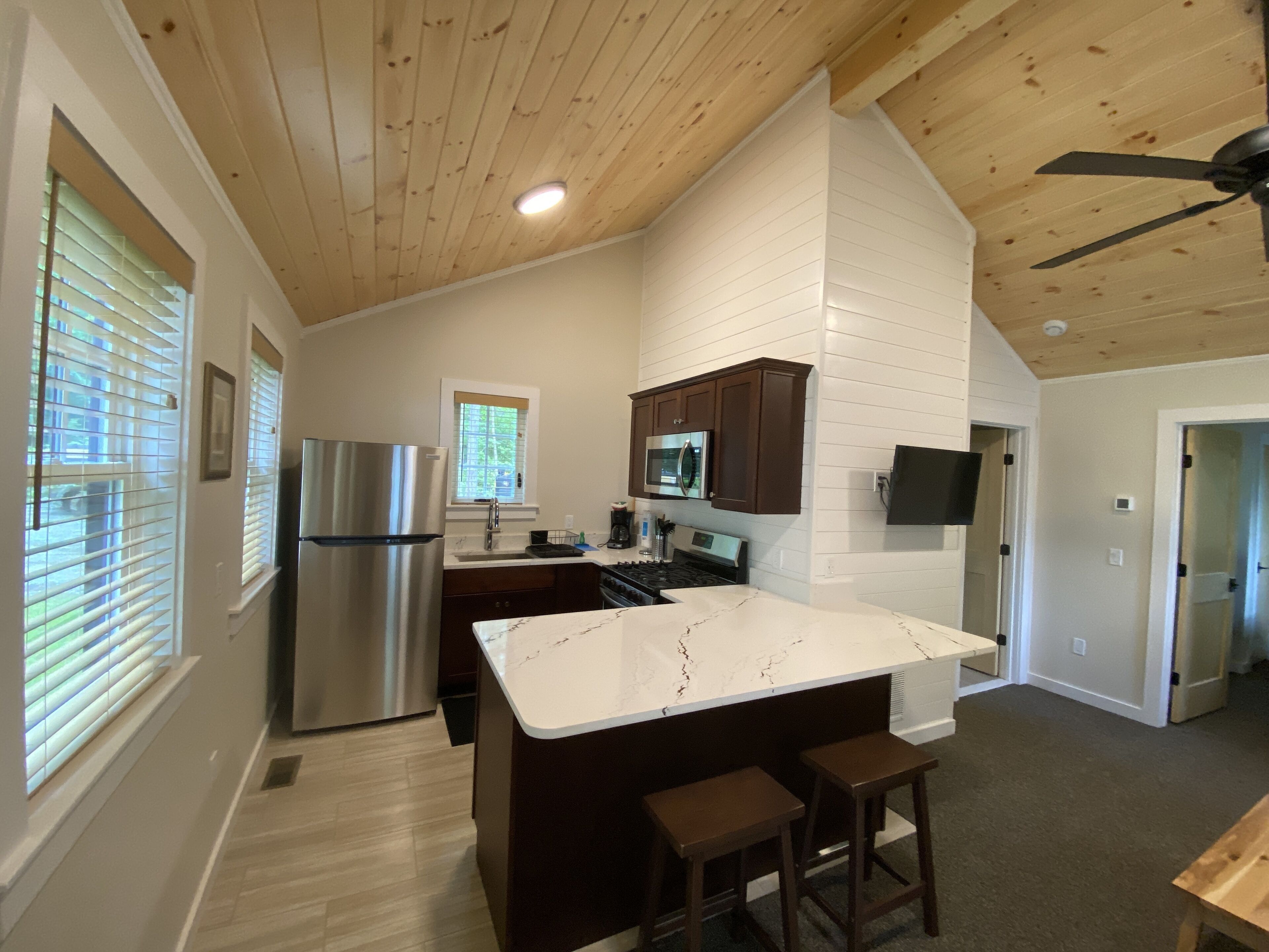 Deluxe Cottage | Private kitchen | Full-sized fridge, microwave, oven, stovetop