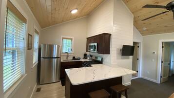 Deluxe Cottage | Private kitchen | Full-sized fridge, microwave, oven, stovetop