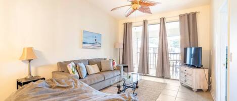 Televisor intel·ligent, taula de tennis de taula i llibres