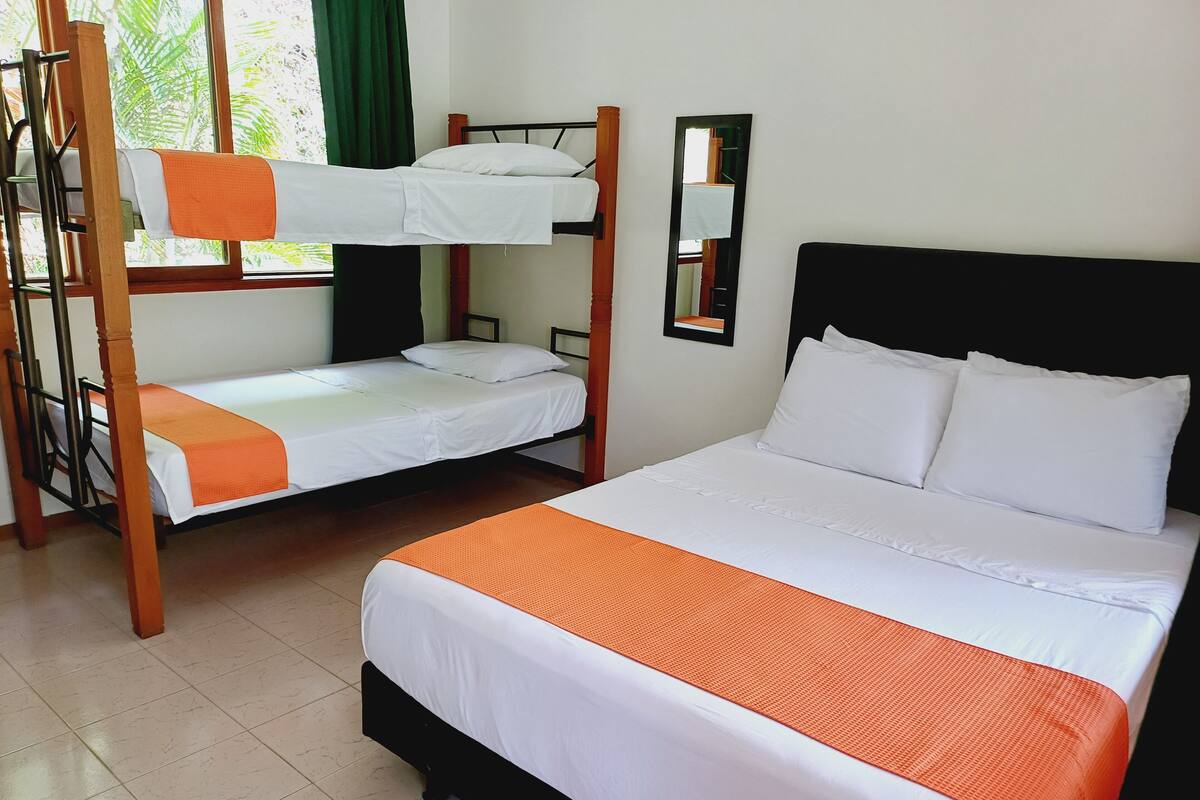Family Room | Minibar, bed sheets