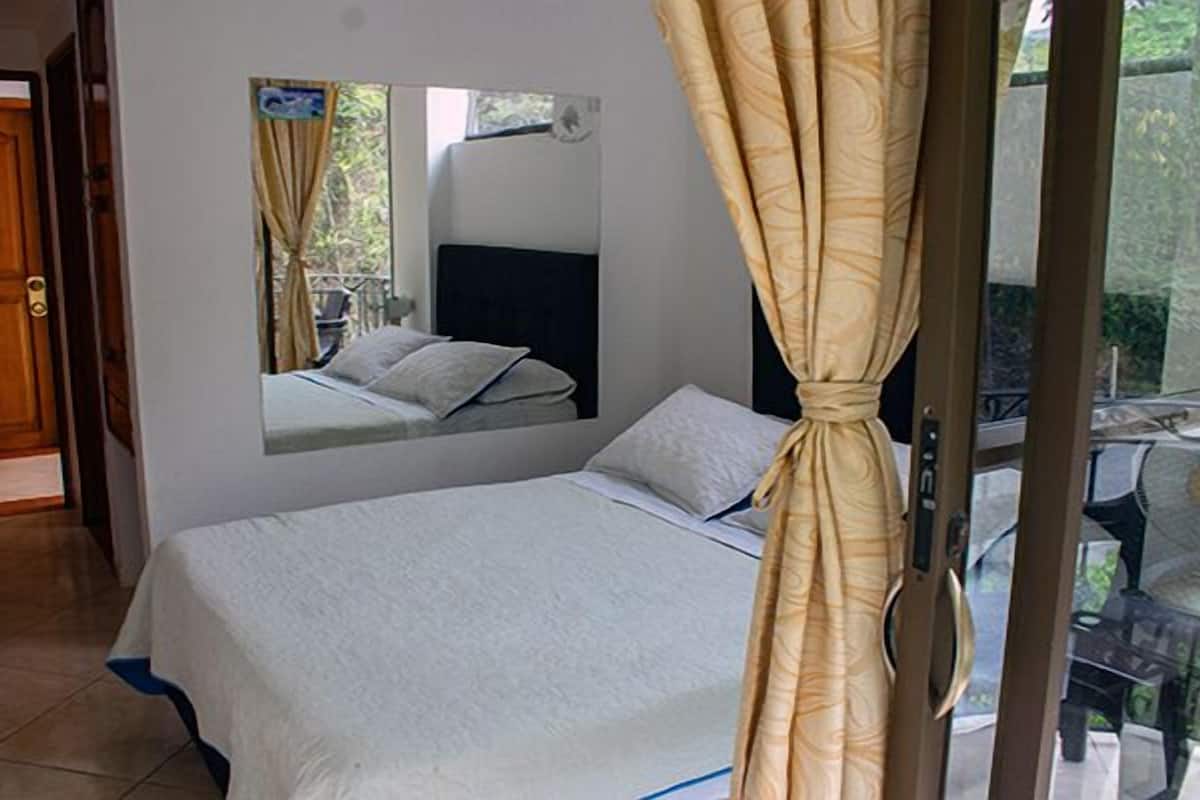 Eenvoudige kamer | 1 slaapkamer, een minibar, beddengoed