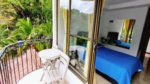 Double With River View | Minibar, bed sheets - Hotel Campestre La Gaitana (Nimaima)