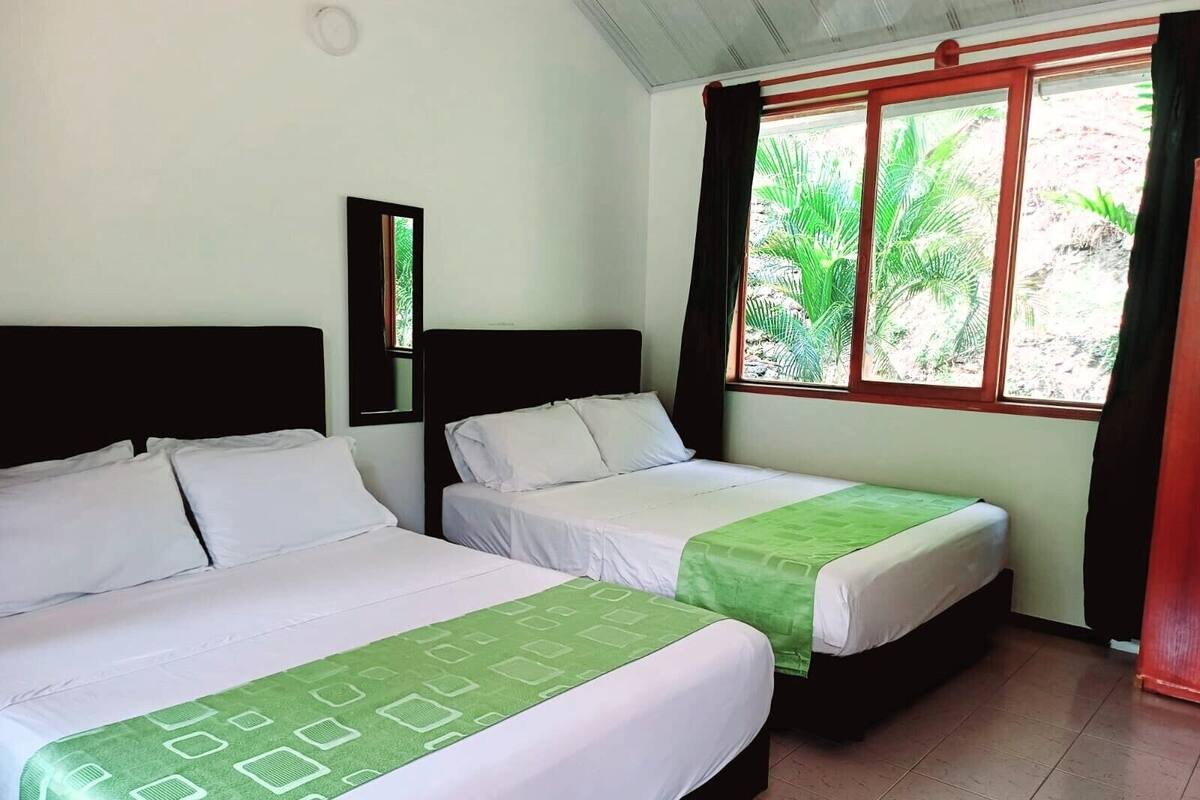 Standard Quadruple Room | Minibar, bed sheets