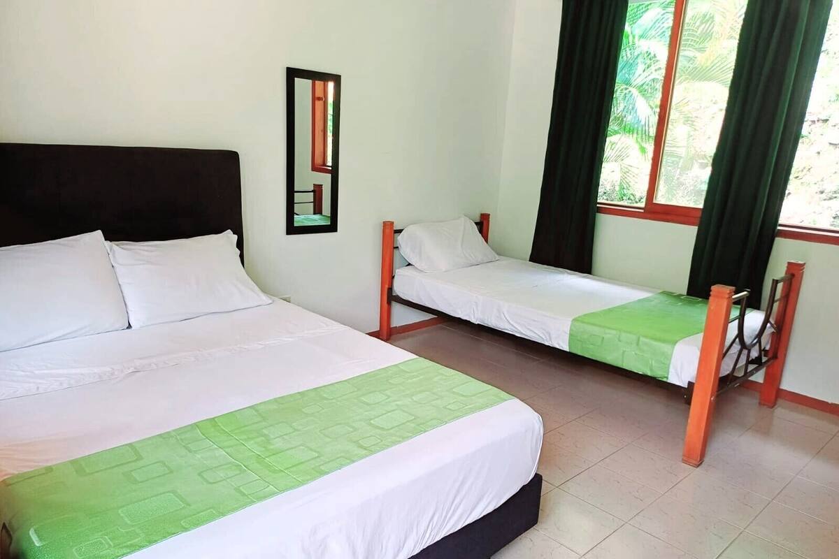 Standard Triple Room | Minibar, bed sheets