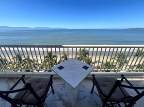Property grounds - Fully renovated top floor oceanfront condo. (Bucerias)