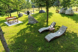 Outdoor dining - ALPIK Chalets - Bohinj - Chalet PRŠIVEC - Mountain&River view, Fireplace, Sauna (Radovljica)