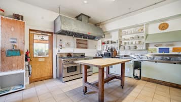 Fridge, microwave, oven, coffee/tea maker