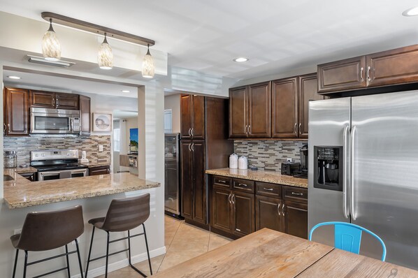 Geladeira, micro-ondas, fogão, cooktop