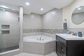 Shower, hair dryer, towels, soap - Downtown Lauderdale Oasis (Fort Lauderdale)