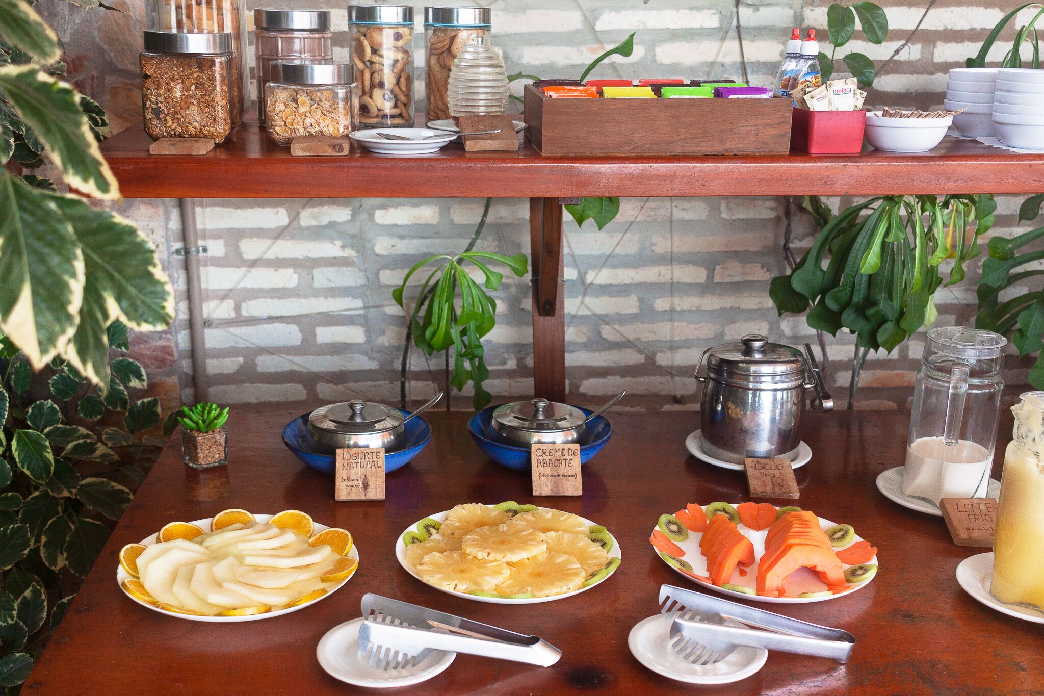 Un buffet de petit-déjeuner proposant une variété d'aliments et d'accompagnements.