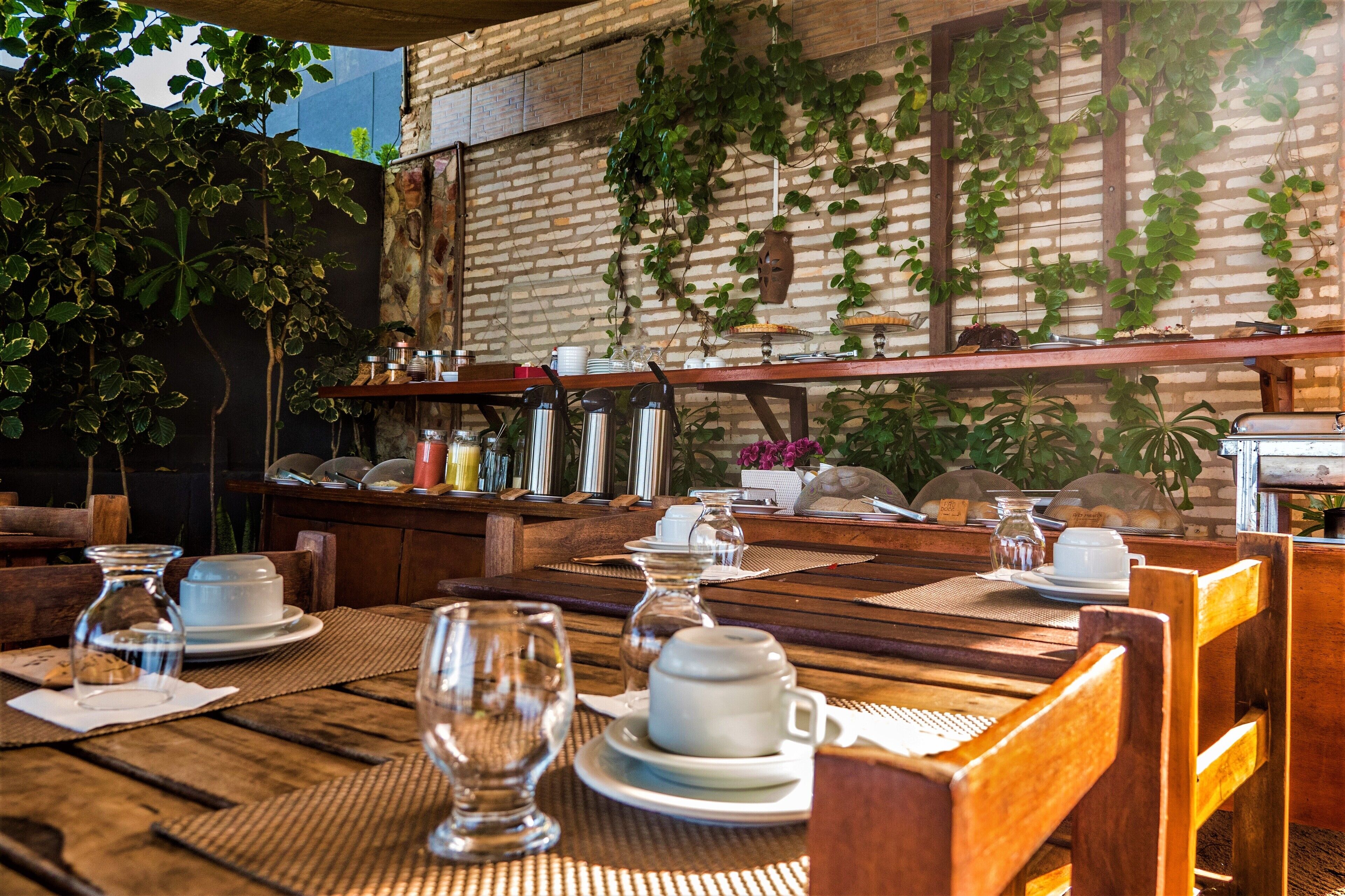 Café da manhã com buffet grátis todos os dias