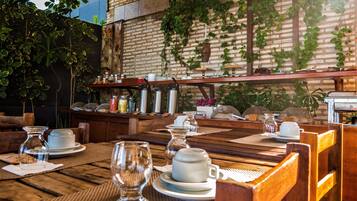 Café da manhã com buffet grátis todos os dias