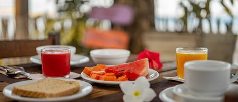 Ein Frühstückstisch mit Toast, Wassermelone und Orangensaft.