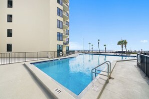 Una piscina al aire libre, una piscina climatizada