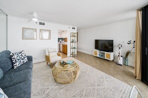 Una Smart TV, un reproductor estéreo