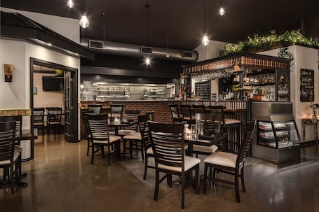 Se sirven cenas. Twisted Lemon Restaurant & Boutique Inn