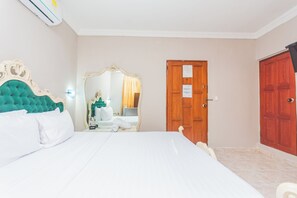 A hotel room with a bed, a mirror, a wooden door, and a red door. - HOTEL BALUARTE BOUTIQUE CARTAGENA  (Cartagena)