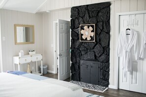 3 bedrooms, desk, iron/ironing board, free WiFi - Cozy Allegheny Passage bike trail retreat between Pittsburgh and Washington, DC. (Connellsville)