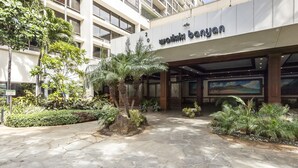 A modern building with a sign reading "Wakiki Banyan 2020".