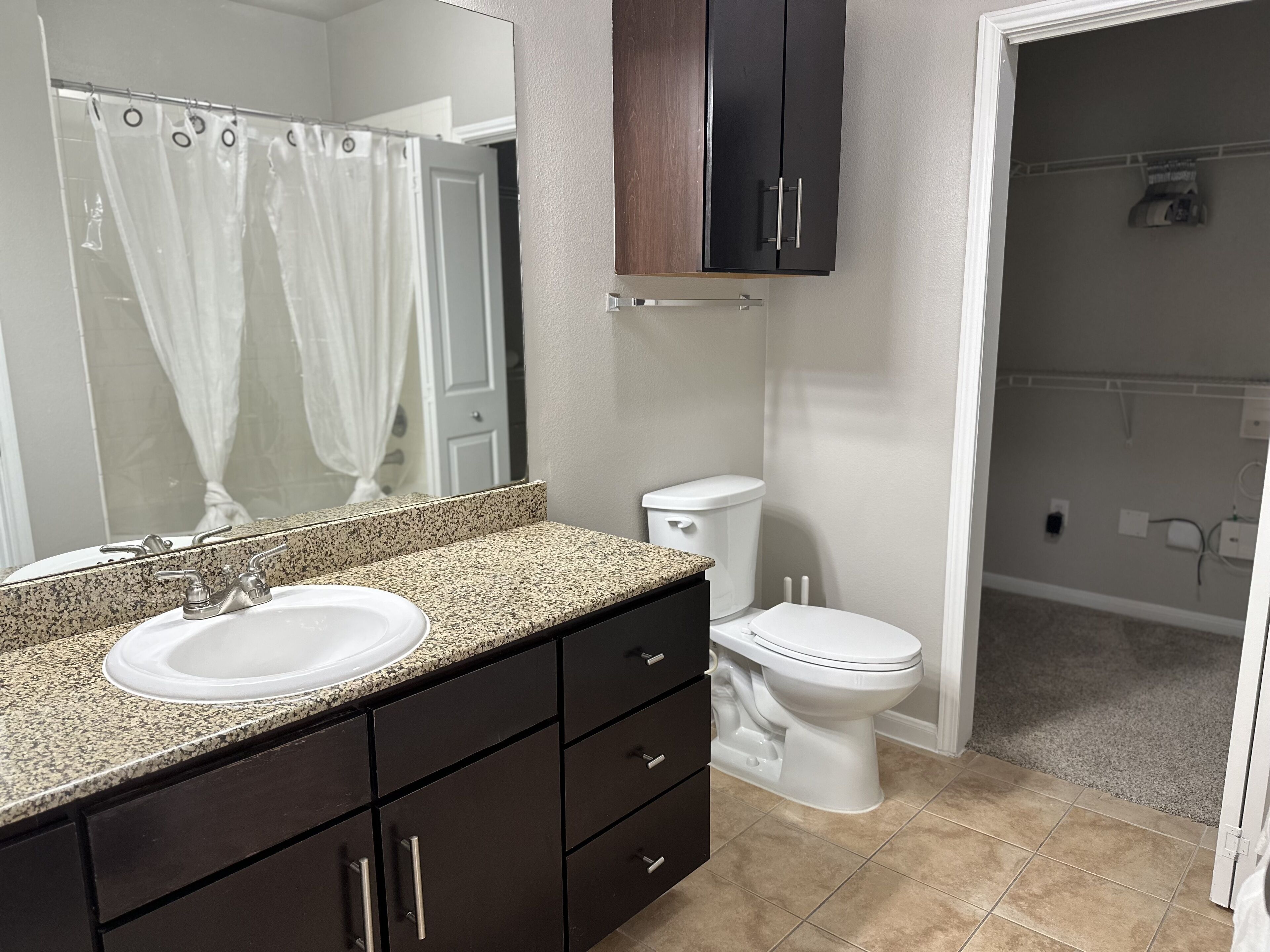 Ducha, secador de pelo, toallas, jabón