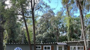 Un petit bâtiment d’un seul étage, doté d’un porche et d’une porte portant le numéro « 54 ».