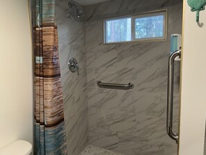 Een douche, een haardroger, handdoeken