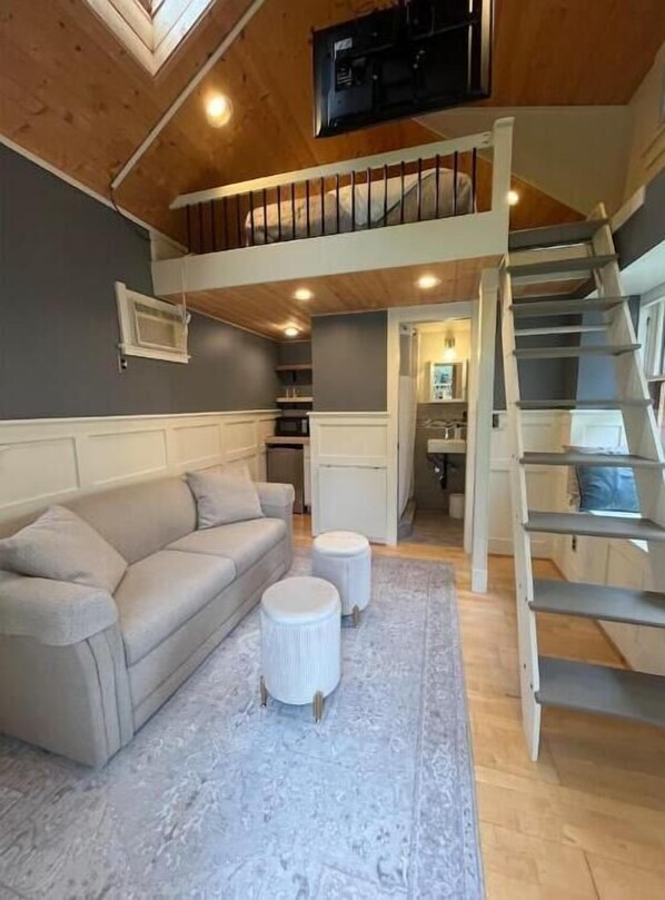 Smart TV, books - Experience the historic neighborhood of Ballard! (Seattle)