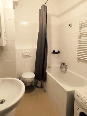 Sèche-cheveux, serviettes fournies, savon, shampoing