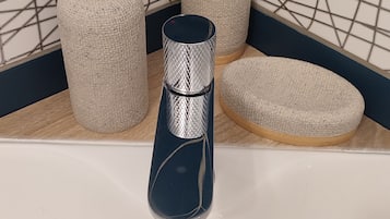 Dusche, Haartrockner, Handtücher, Toilettenpapier