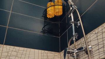 Dusch, hÄrtork, handdukar och toalettpapper