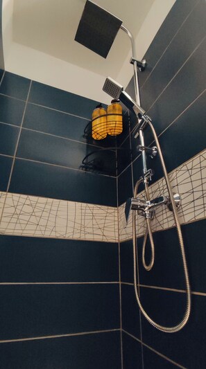 Douche, sèche-cheveux, serviettes fournies, papier toilette