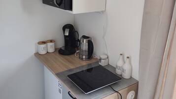Fridge, microwave, stovetop, coffee/tea maker